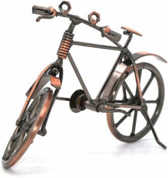 Classica scultura in metallo fatta a mano e retrò di una bicicletta 3